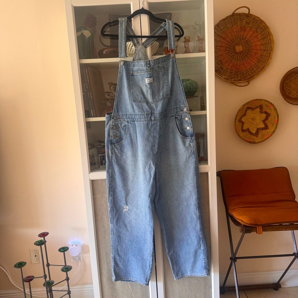 Levi’s Loose Denim Overalls in Light Blue XL